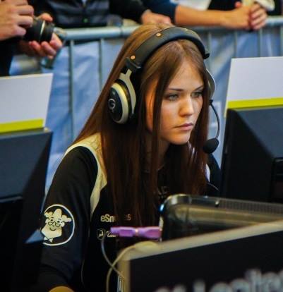 Julia är världsmästare i Counter Strike!
