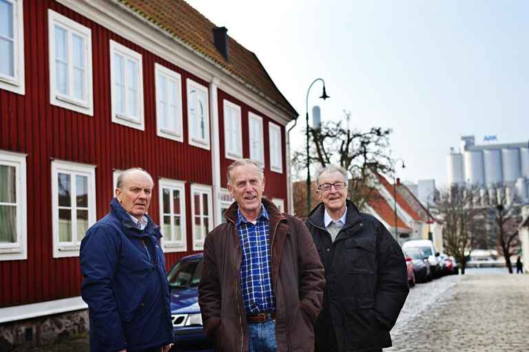 Johnny donerar sitt hem till konsten!